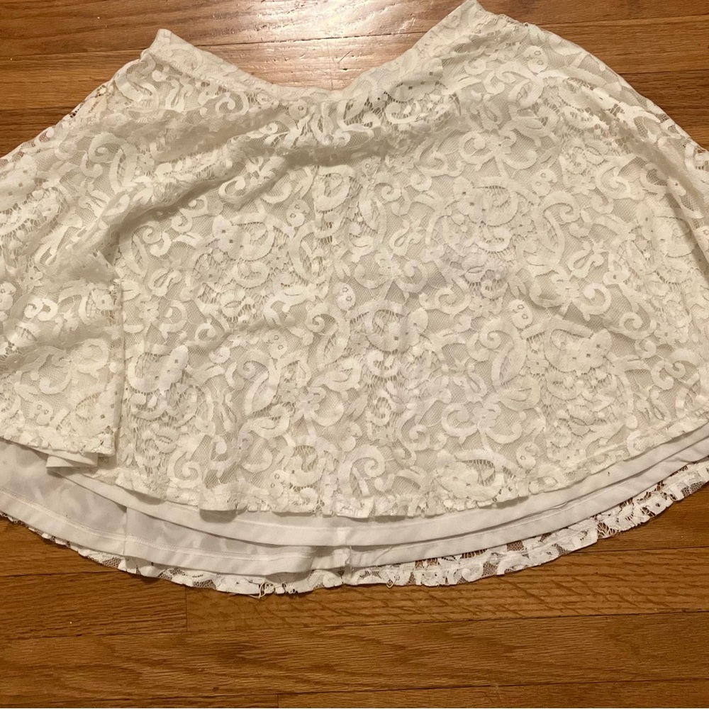 Elegant H&M White Mini Lace Skirt